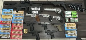 Fuzil, pistolas e revólveres são apreendidos em operação da Polícia Civil