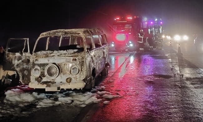 Homem fica ferido após Kombi pegar fogo na BR-470