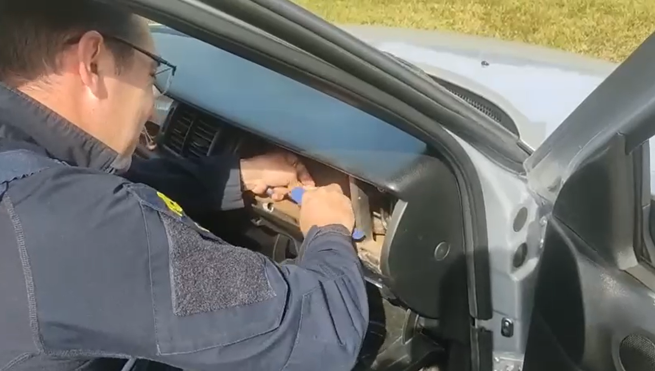 PRF apreende 30 kg de drogas em carro na BR-101