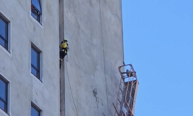 Falha em andaime deixa trabalhador suspenso a 25 metros