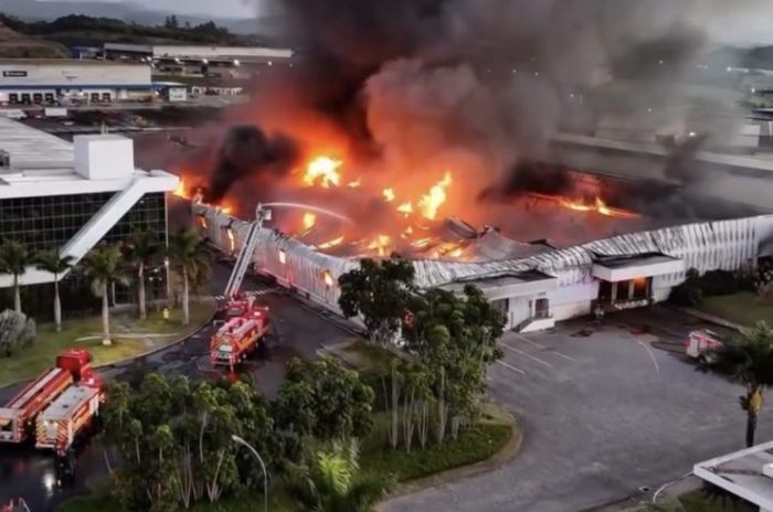 Após 15 horas, bombeiros controlam incêndio em fábrica do Grupo AMC Têxtil