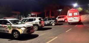 Homem é preso após agredir companheira e tentar atear fogo em policial em SC