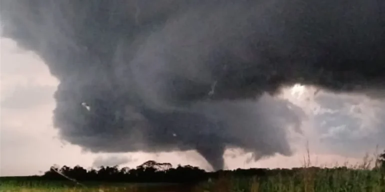 Vídeo: morador registra tornado devastador que atingiu  Rio Grande do Sul