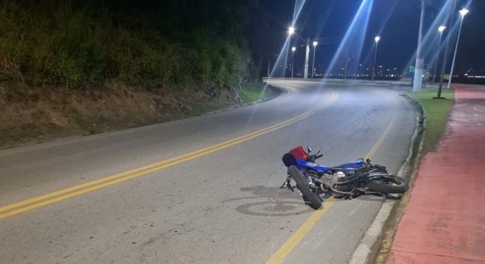 Motociclista morre após forte impacto e mobiliza equipes na madrugada