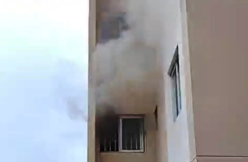 Vídeo: apartamento pega fogo e criança é retirada pela janela
