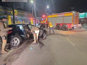 Motorista fica ferido após carro atingir traseira de caminhão em São José