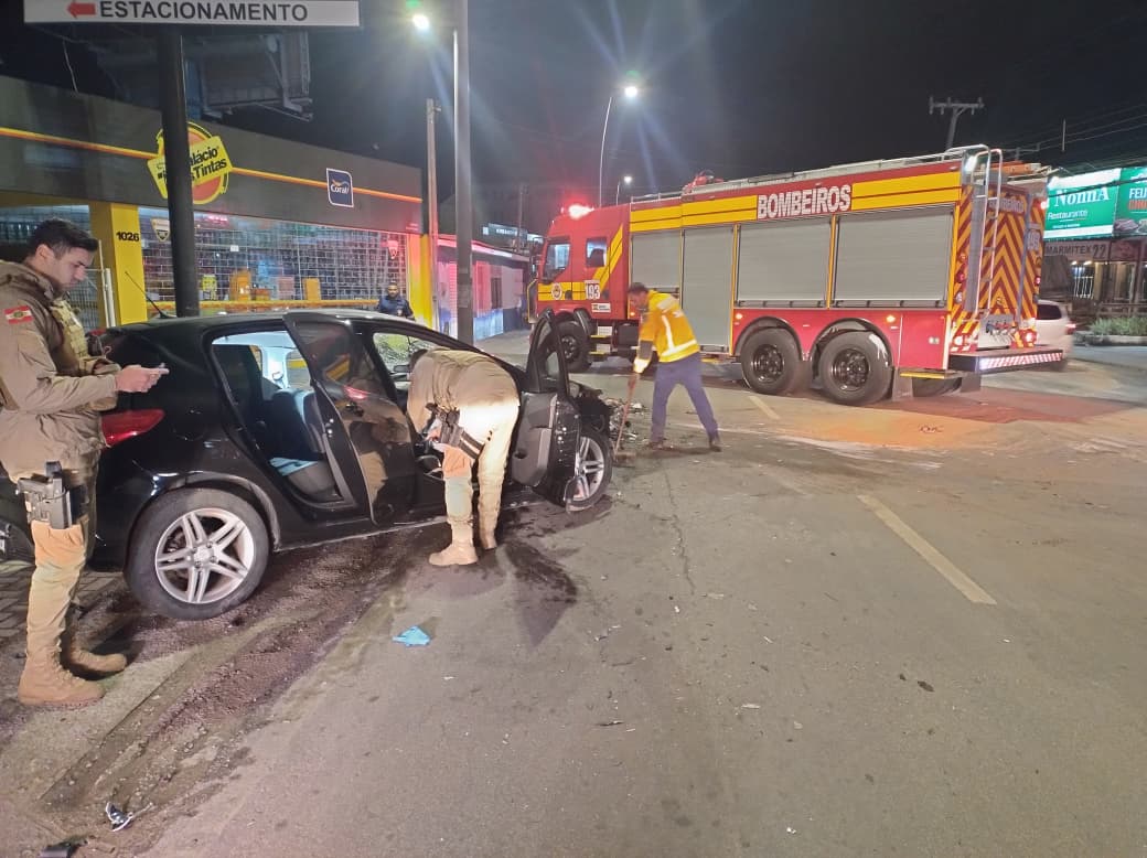 Motorista fica ferido após carro atingir traseira de caminhão em São José