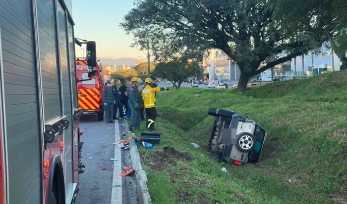 Motorista capota carro na Via Expressa e sai ileso em Florianópolis