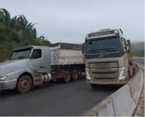 VÍDEO: Caminhoneiro escapa por segundos de ser esmagado