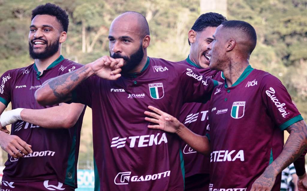 Blumenau vence clássico contra o Metropolitano e espanta crise na série B