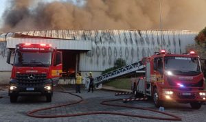 Incêndio de grandes proporções atinge indústria têxtil em Itajaí