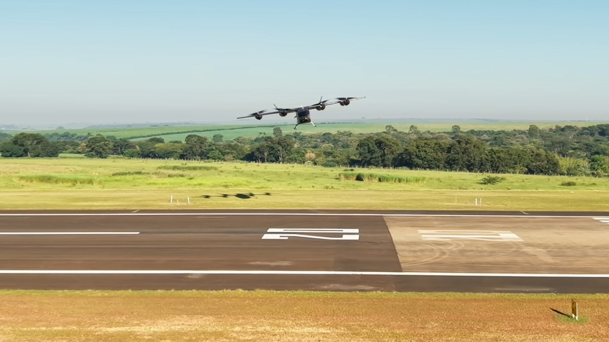 Eve, da Embraer, negocia fornecimento de até 30 carros voadores