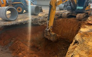 Servidores ficam soterrados durante obra de drenagem