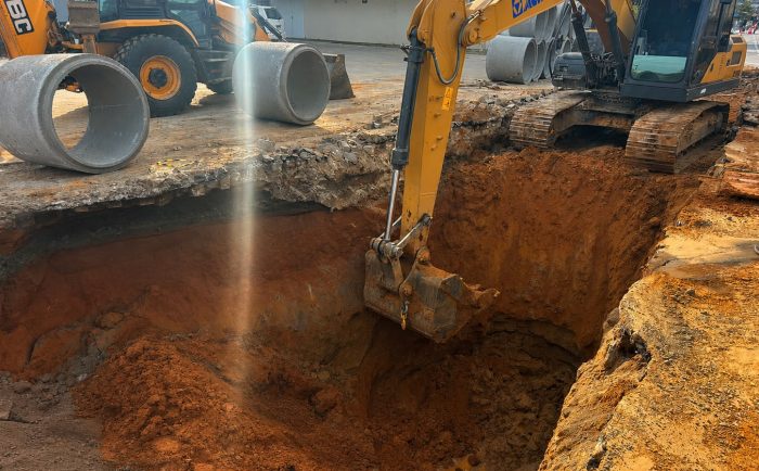 Servidores ficam soterrados durante obra de drenagem