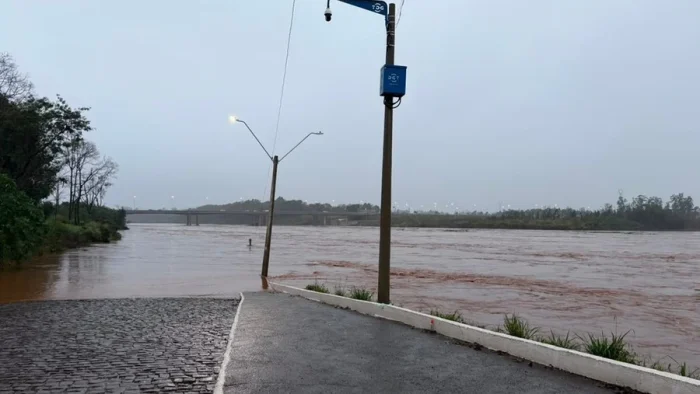 Chuvas fazem rios transbordarem, isolam cidades e ampliam alerta no RS