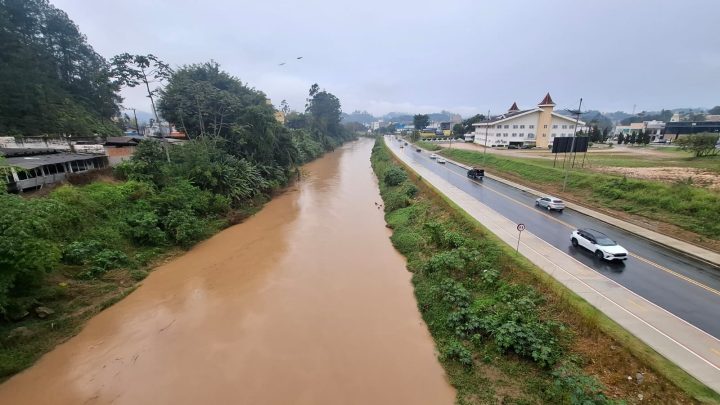 Rio pode chegar a 4,4 metros e Defesa Civil coloca Brusque em alerta