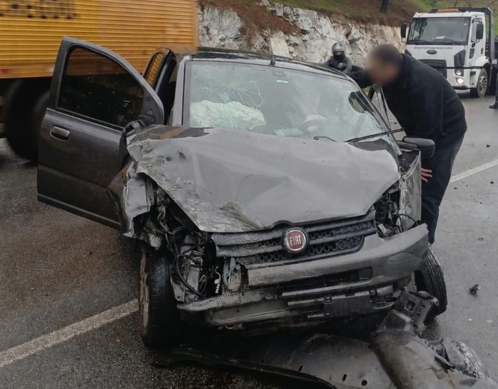 Mulher fica ferida após carro sair da pista na saída da Ponte Colombo Salles