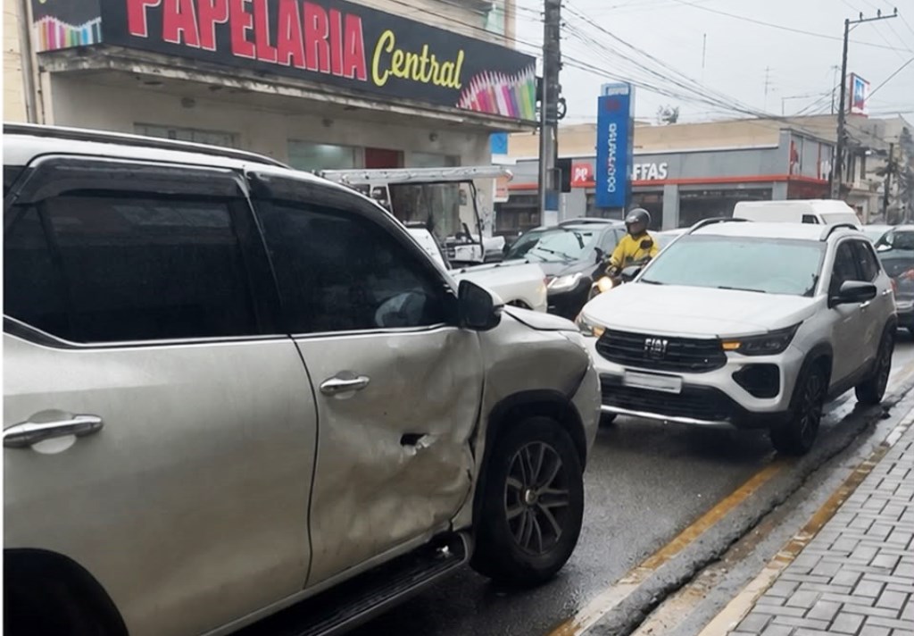 Embriagado, sem CNH e na contramão, motorista provoca acidente grave