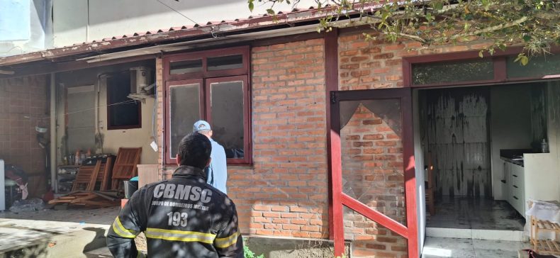 Incêndio atinge casa em Florianópolis após estalo em tomada
