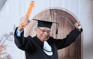 Aos 76 anos, empresário se forma em Direito e conquista carteira da OAB