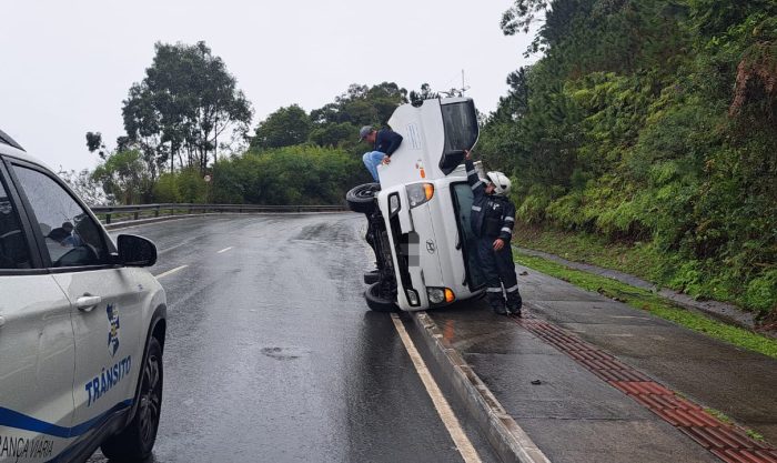 Vídeo: caminhonete perde o controle e capota em avenida de SC
