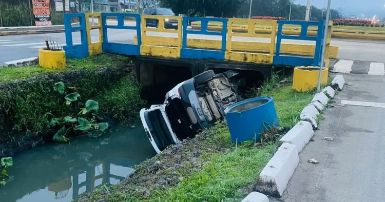 Vídeo: carro cai em vala e motorista foge antes da chegada da PM