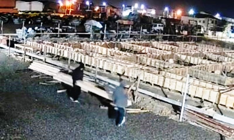 Vídeo: ladrões furtam tábuas em construção de igreja em SC