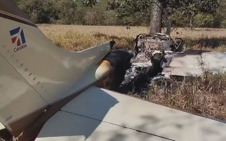 Avião com cocaína pega fogo e faz pouso forçado
