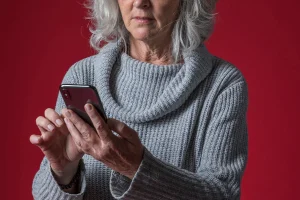 Avó é condenada em SC após expor neto e atacar nora nas redes sociais