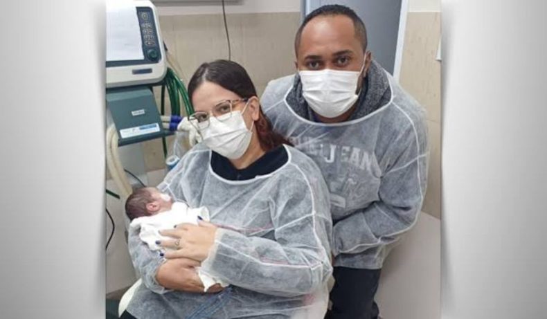 Bebê é encontrado vivo após passar três horas em saco funerário
