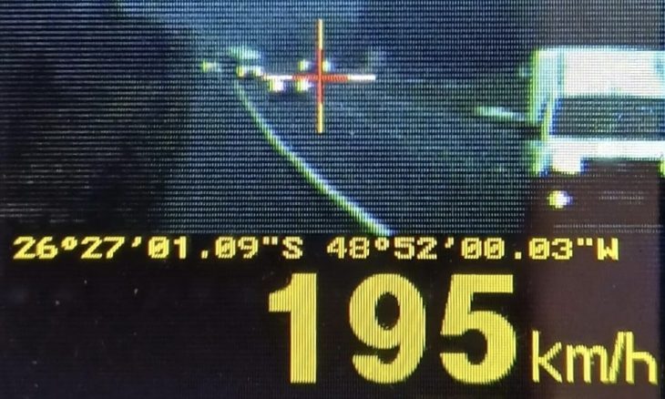Picape é flagrada a 195 km/h em trecho de obras na BR-280