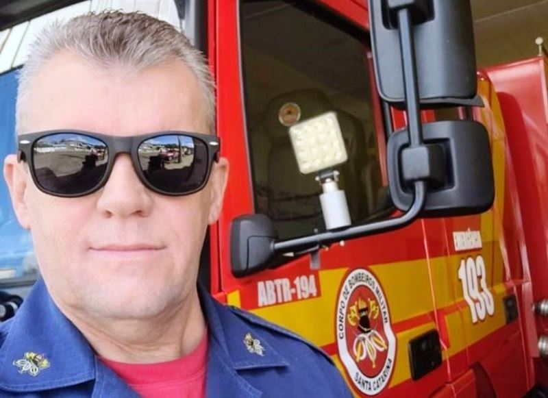 Bombeiro que fez parto sozinho em viatura é sepultado em SC