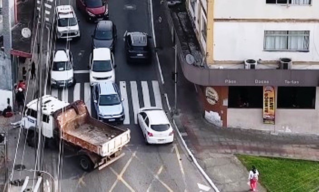 Moto vai parar embaixo de caminhão e piloto é socorrido em Florianópolis