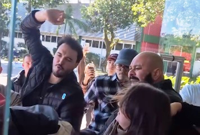 Vídeo: estudantes e ativistas de direita entram em conflito na Udesc