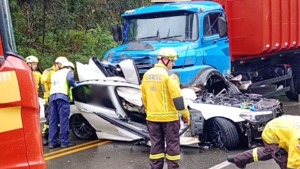 Motorista de BMW morre em acidente com caminhão em SC
