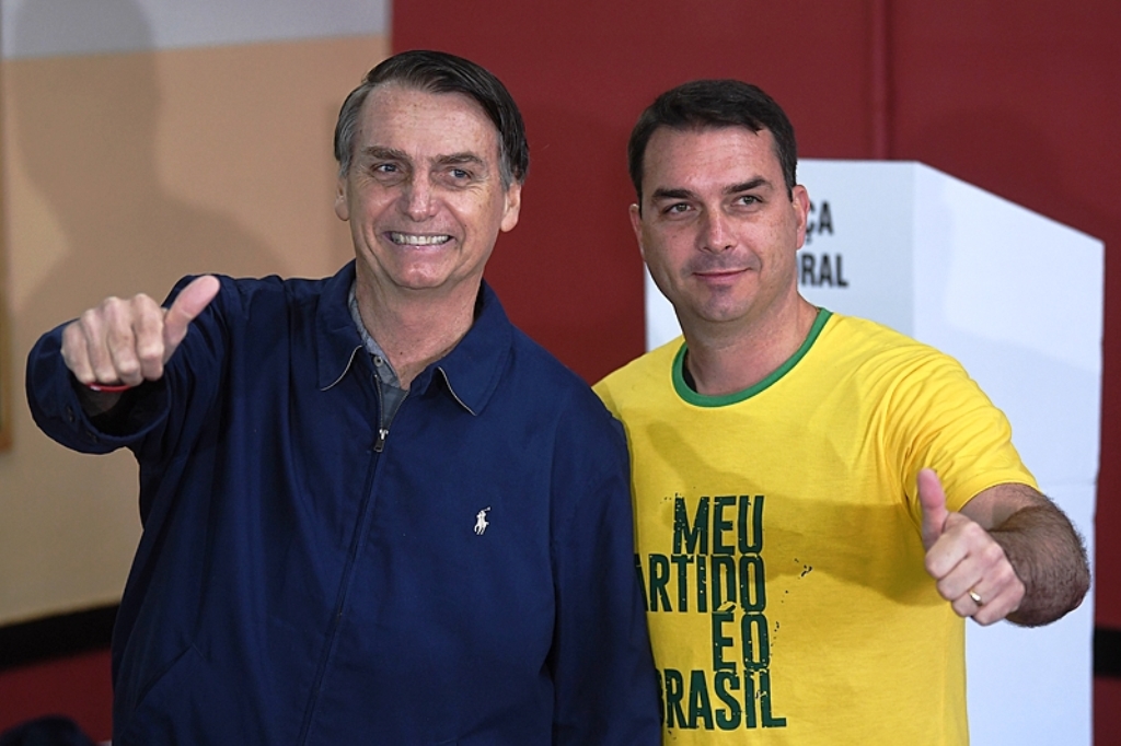 Moraes suspende visitas de Flávio ao pai Bolsonaro por 90 dias