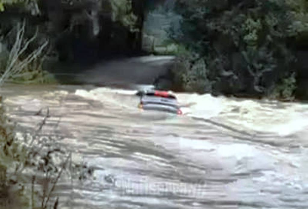 Família escapa da morte segundos antes de carro ser levado por correnteza em SC