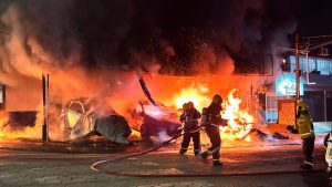 Vídeo: Criminosos são flagrados incendiando viaturas em SC