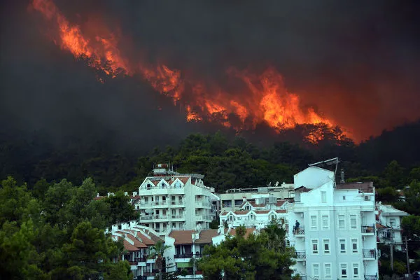 Incêndios na Europa forçam evacuação de 270 mil pessoas