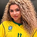 Quem é a influencer que viralizou nas redes após montar uma barbearia nudista