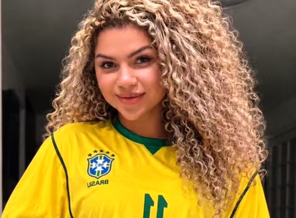 Quem é a influencer que viralizou nas redes após montar uma barbearia nudista