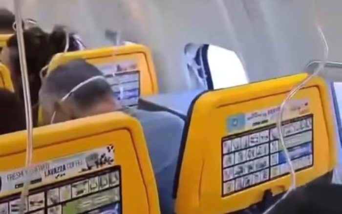 Passageiro é ‘sugado’ após janela de avião se romper em voo