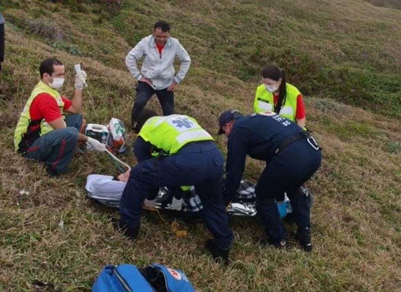 Piloto de parapente cai de costão e é resgatado por helicóptero em SC