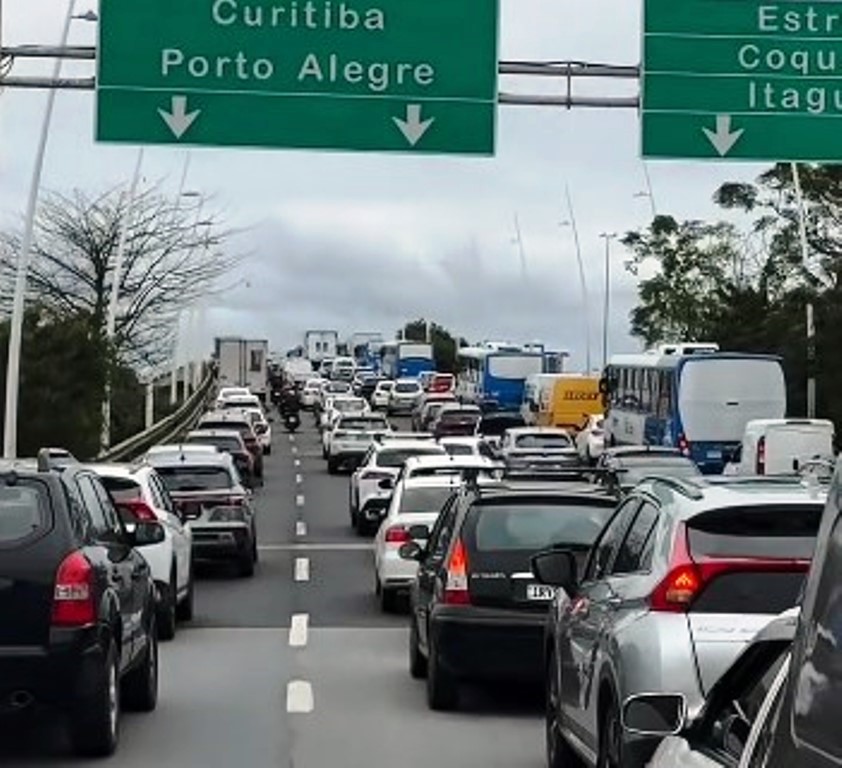 Atendimento a pedestre sobre a Ponte provoca mais um caos no trânsito em Florianópolis
