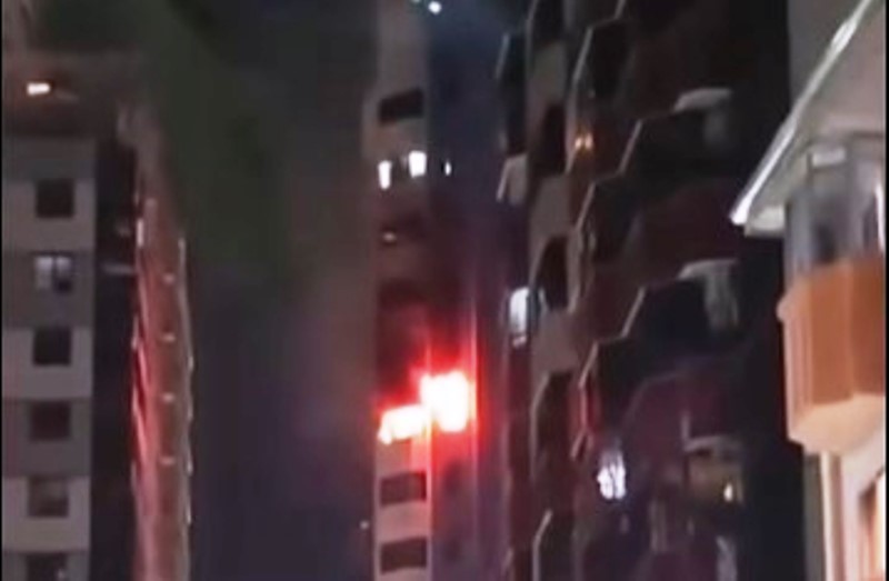 Vídeo: incêndio consome apartamento em arranha-céu de Balneário Camboriú