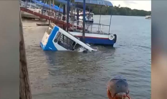 Vídeo: ônibus com passageiros perde o controle, cai em rio e afunda