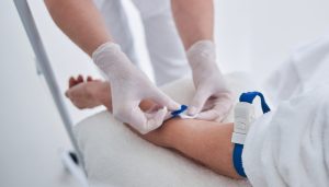Mulher morre após reação durante aplicação de ferro na intravenoso