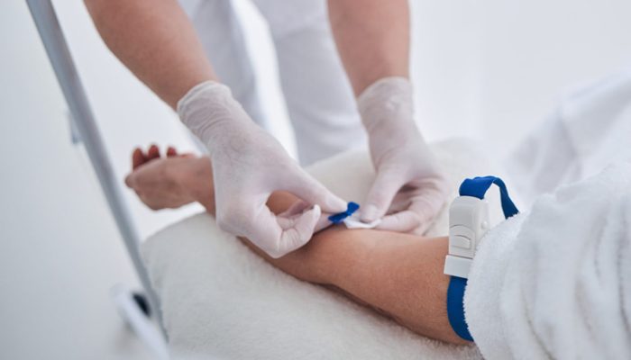 Mulher morre após reação durante aplicação de ferro na intravenoso