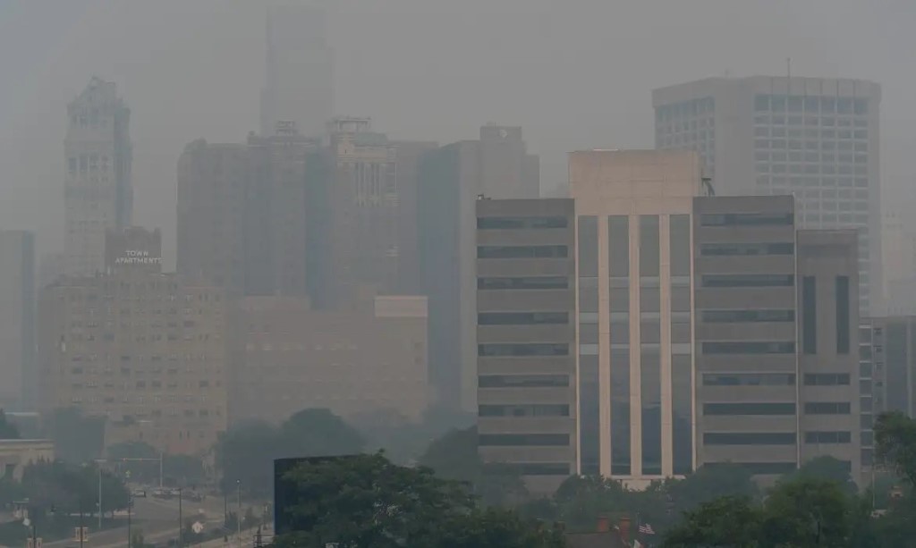 Fumaça de incêndios florestais encobre estádio da final da Copa