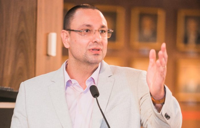 Ralf Zimmer promete acabar com Universidade Gratuita e descarta investir em moradia